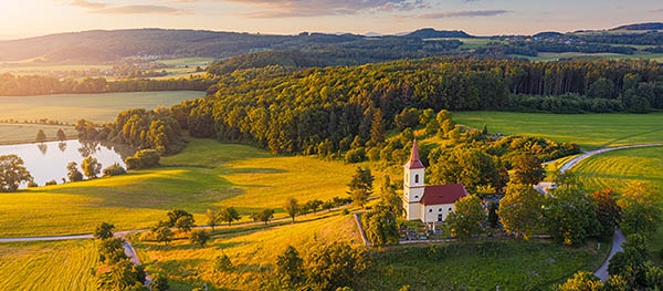 Bild einer Kirche in einer ländlichen Gegend.