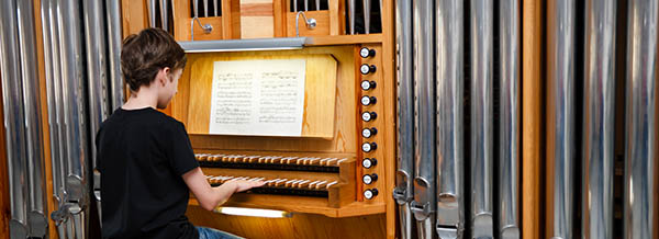 Orgelschüler an einer Orgel.